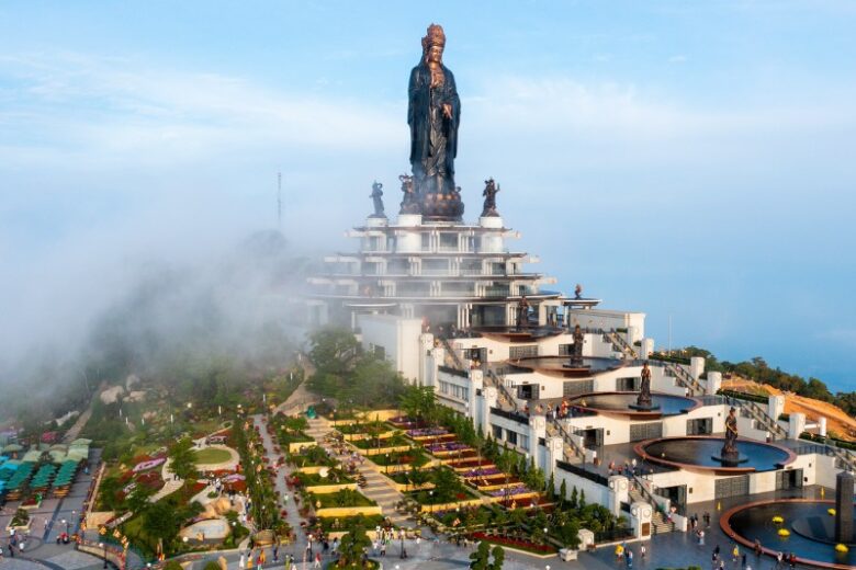 Toan canh nui ba den